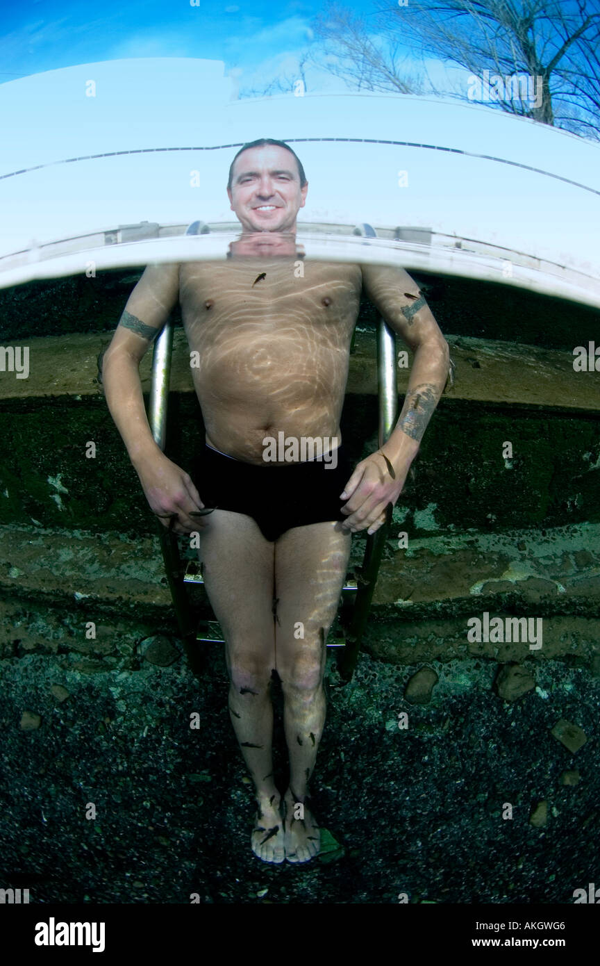 La terapia di pesce Spa Kangal Anatolia centrale Turchia una combinazione di acqua termale a 37 gradi e di pesce che nibble sci Foto Stock