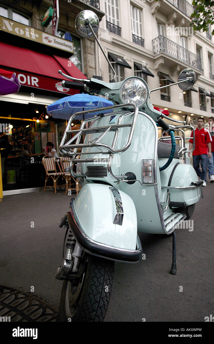 Scooter per le strade di Parigi Francia Foto Stock