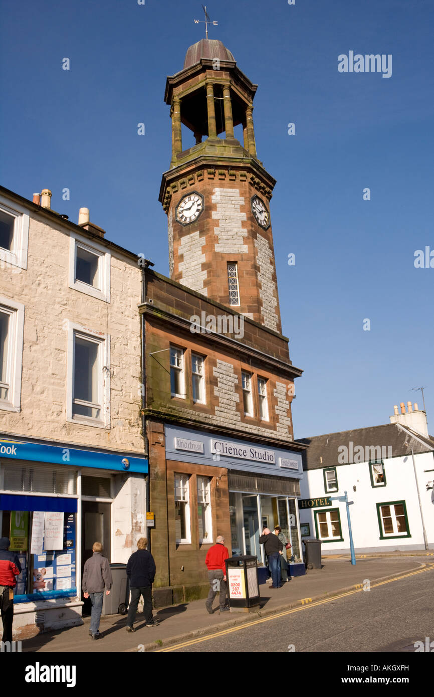 Piccoli negozi Castle Douglas Dumfries e cibo Galloways Town Shop e fronti di clock tower su King Street Scotland Regno Unito Foto Stock