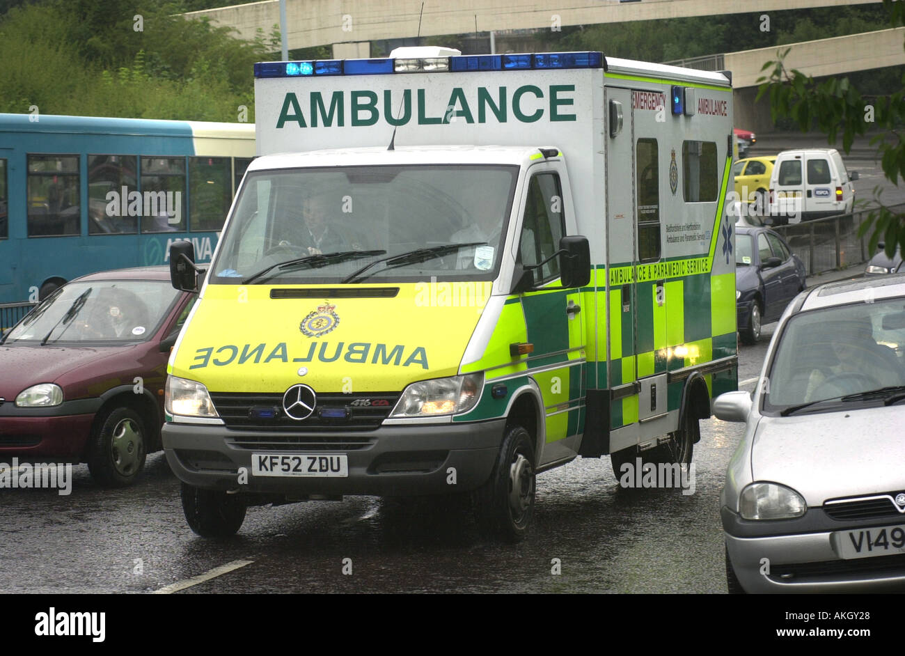 Un ambulanza si muove attraverso una strada trafficata sulla via di un'emergenza REGNO UNITO Foto Stock