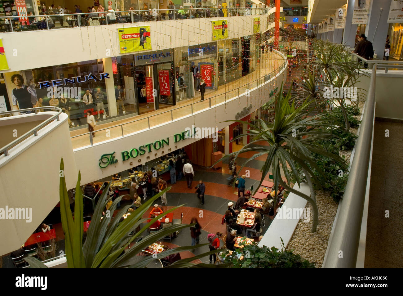 Israele Tel Aviv Dizengof Center shopping mall in elevazione con piante verdi in frgd Foto Stock