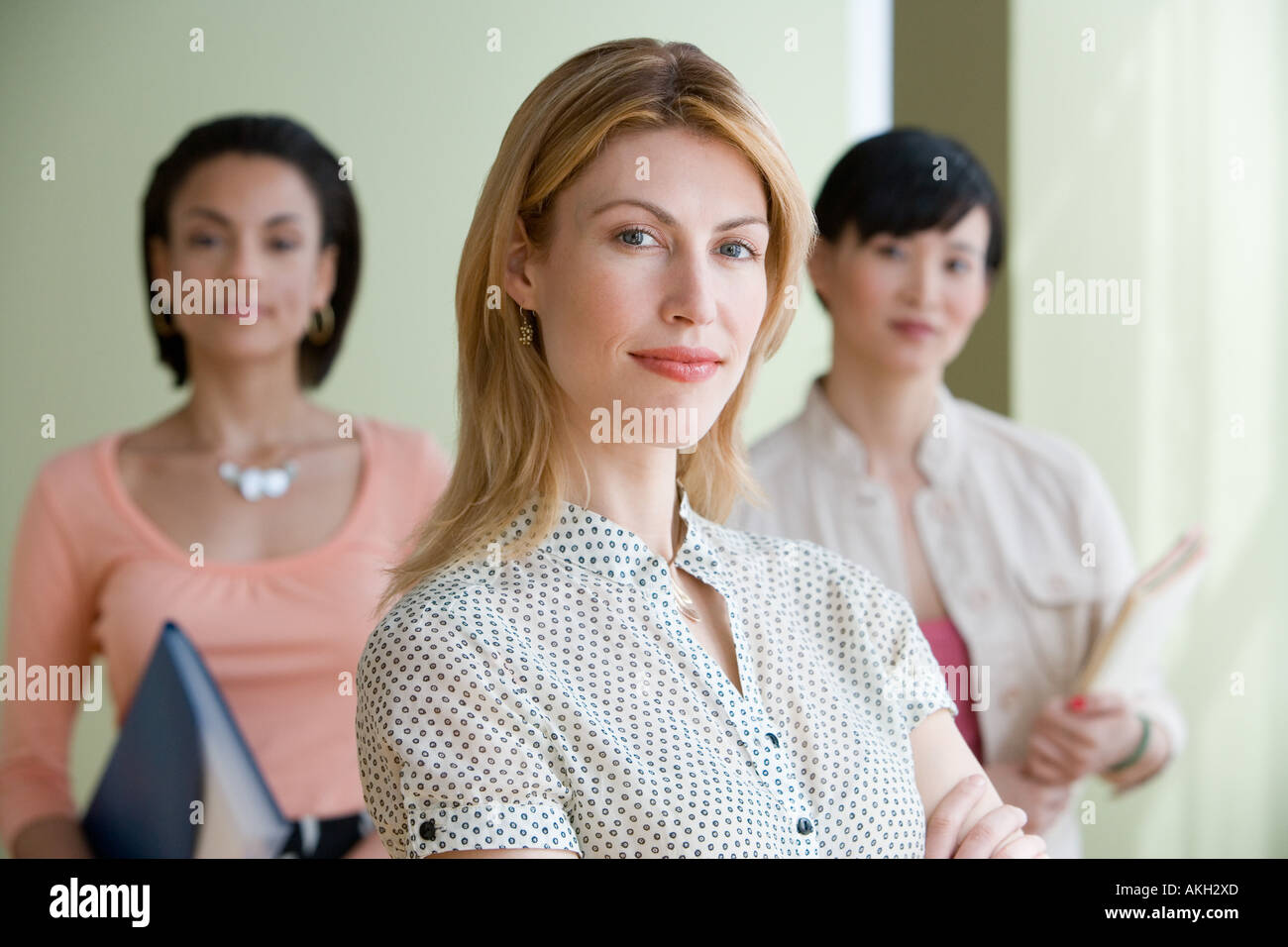 Tre giovani donne in posa in ambienti interni Foto Stock