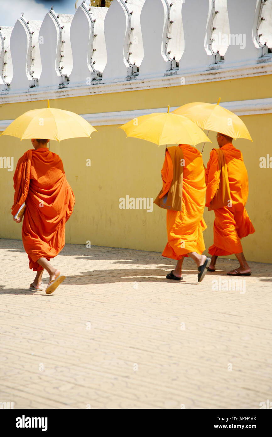 I monaci buddisti Grand Palace a Phnom Penh in Cambogia il buddismo cambogiano storia monaco Ombrello giallo arancione veste politica di capitale Foto Stock