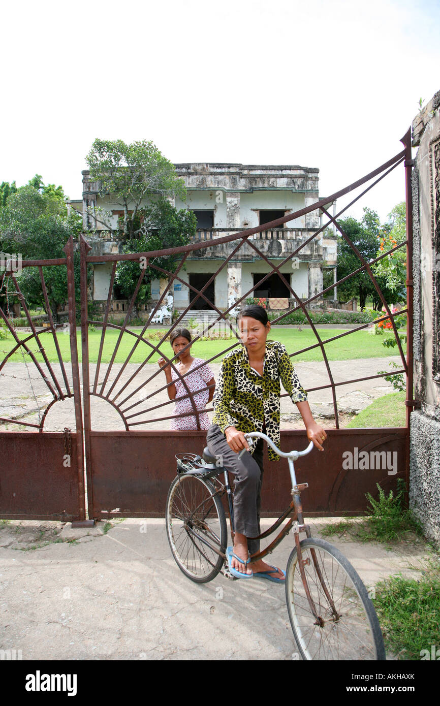 La famiglia al di fuori del vecchio rovinato casa coloniale Kep Cambogia Foto Stock