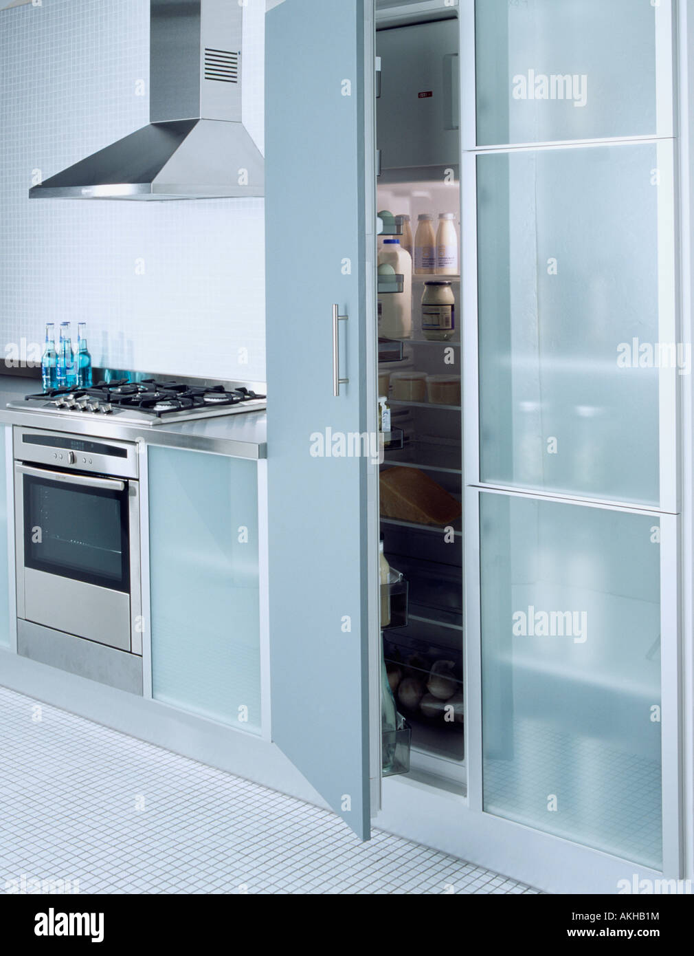 In prossimità di porta aperta su un grande frigorifero in cucina moderna Foto Stock