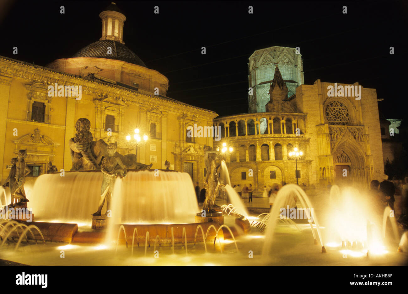 Plaza de la Virgen patrono square piazza monumentale di notte le luci Basilica cattedrale della città di Valencia Valencia Center Spagna Foto Stock