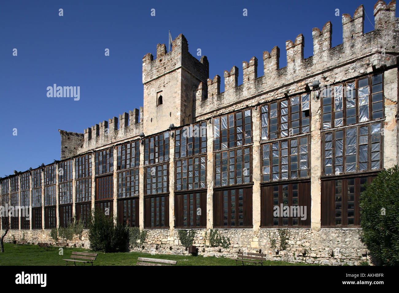 Muro di cinta, Castello scaligero di Torri del Benaco, Veneto, Italia Foto Stock