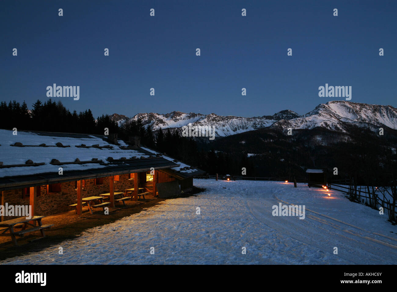 Vista Panoramica di notte sul Lagorai catena montuosa da Malga Cambroncoi, Valle dei Mocheni, Trentino Alto Adige, Italia Foto Stock