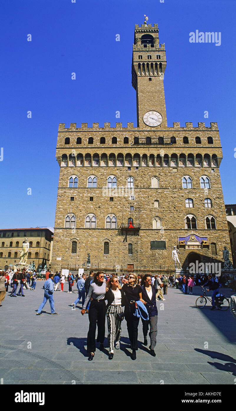 Quattro amiche su Piazza della Signoria con il Palazzo Vecchio a Firenze Foto Stock