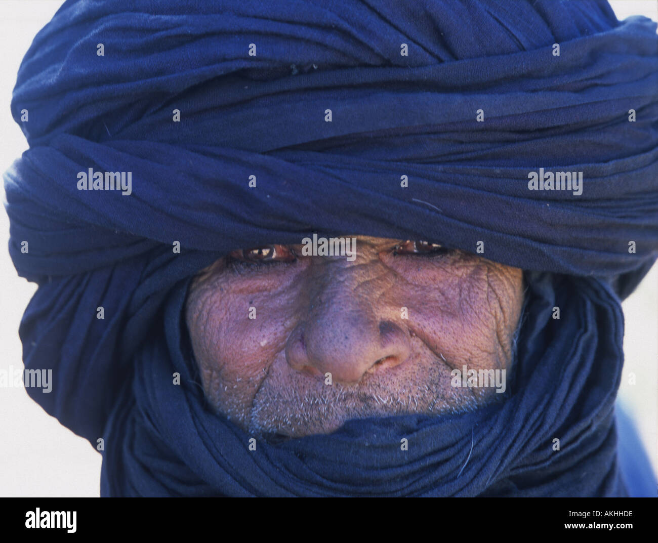 Ritratto di Tuareg tribesman in un tradizionale turbante, nei pressi di Kidal, nel nord del Mali, Africa occidentale Foto Stock