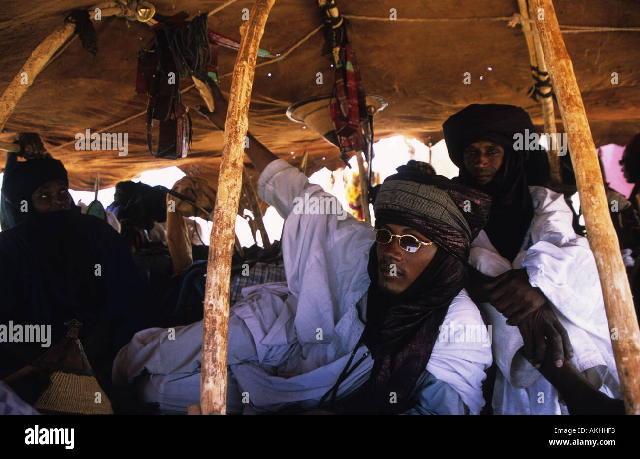 I nomadi Wodaabe rilassante nella loro tenda a cura Salée Festival nel deserto del Sahara, Ingall, nei pressi di Agadez, Niger Africa occidentale Foto Stock