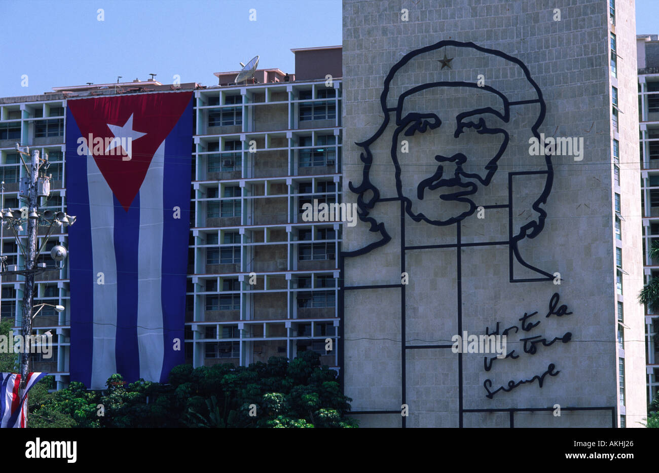 Bandiera di Cuba e il monumento a Che Guevara Icona della rivoluzione nella Plaza de la Revolucion Havana Cuba Foto Stock
