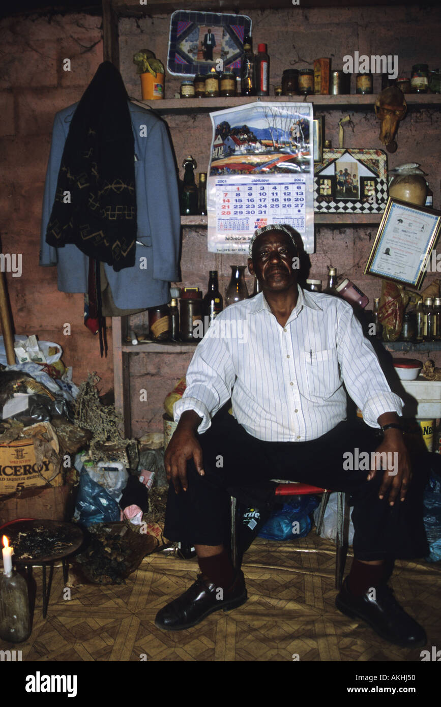 Sangoma o guaritore tradizionale, Khayelitsha township, Cape Town, Sud Africa Foto Stock