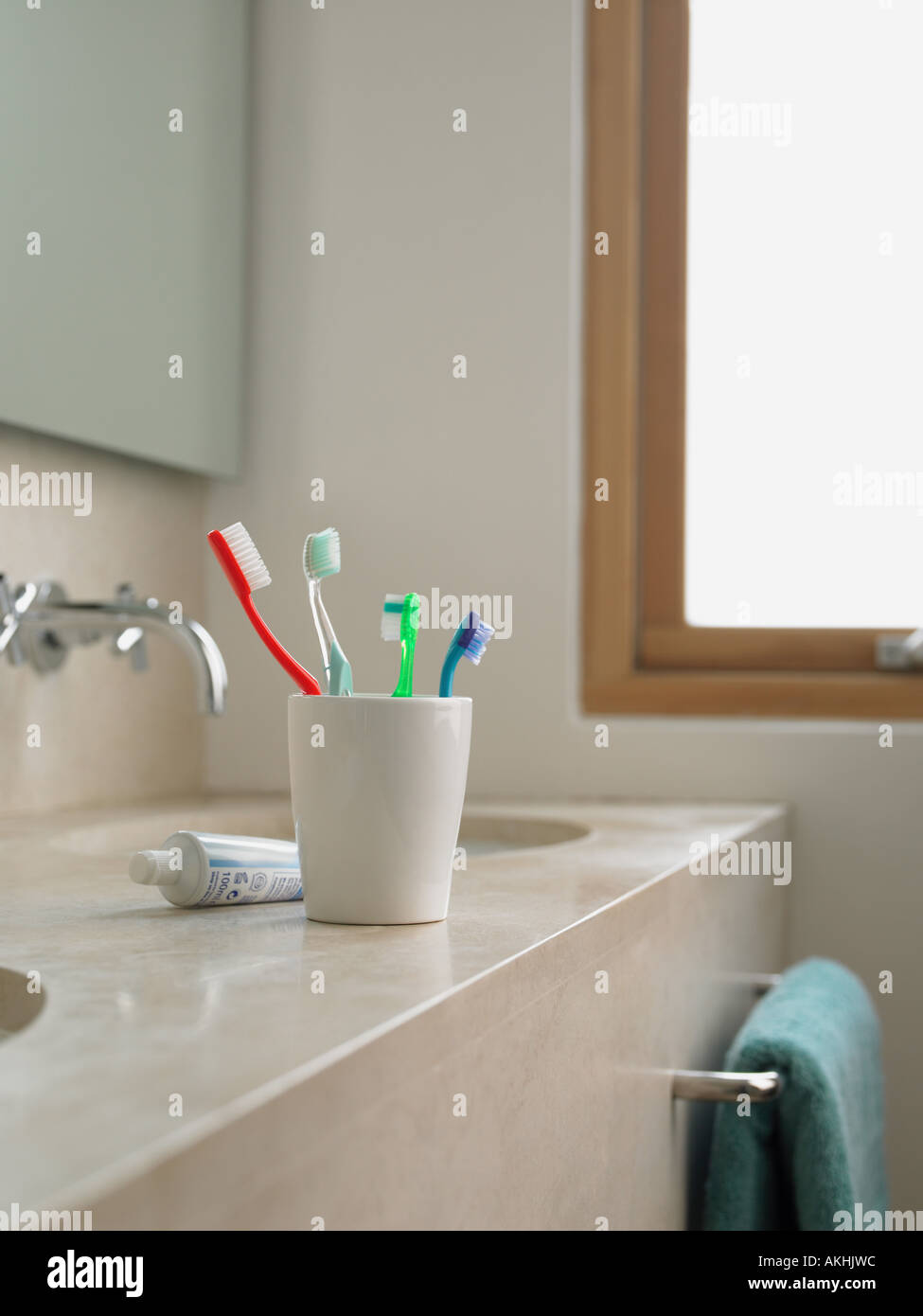 Gli spazzolini da denti in una tazza Foto Stock