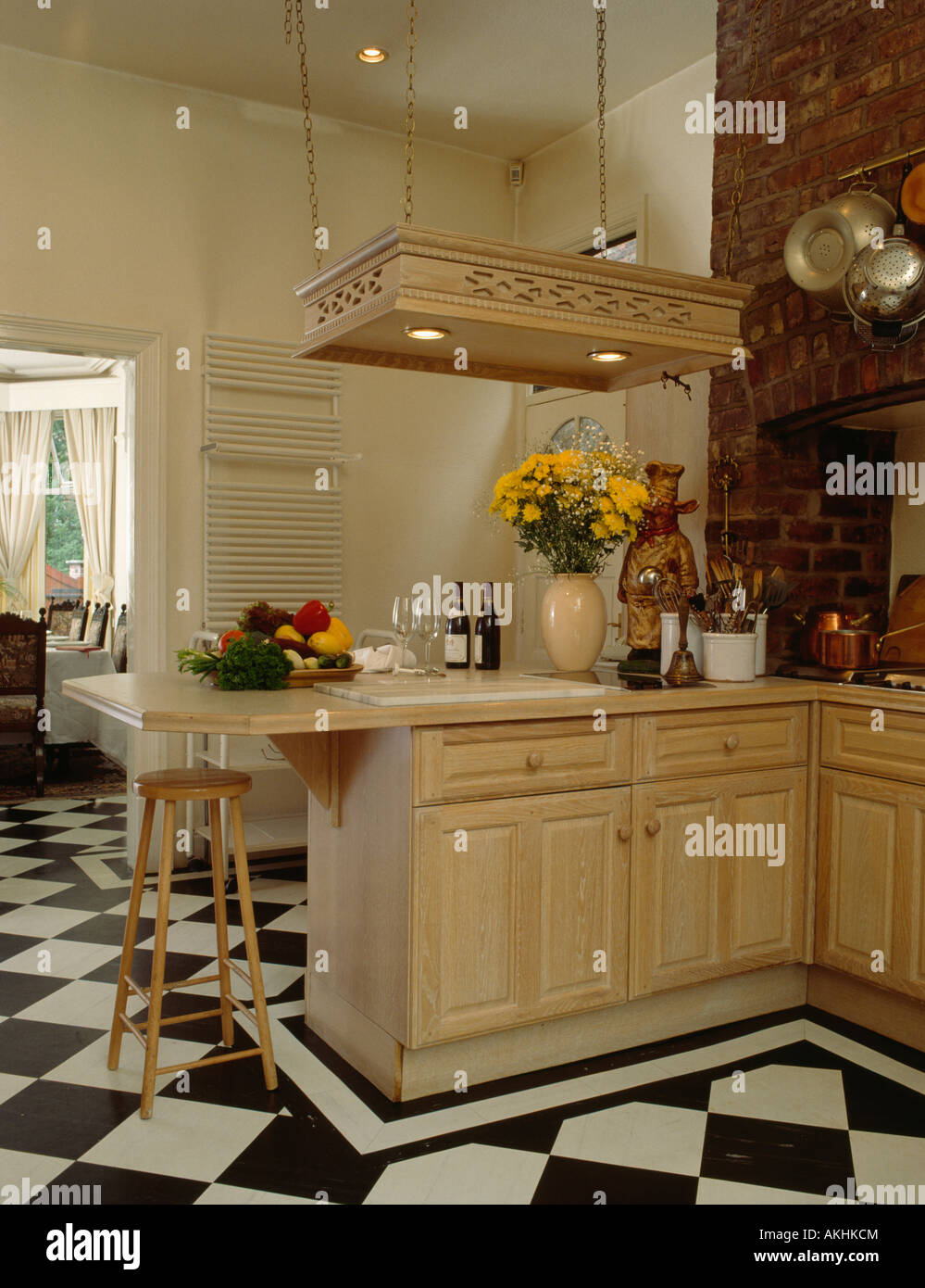 Bianco e nero chequerboard pavimenti in parquet in legno chiaro cucina con  illuminazione in unità sospesa al di sopra del piano di lavoro Foto stock -  Alamy