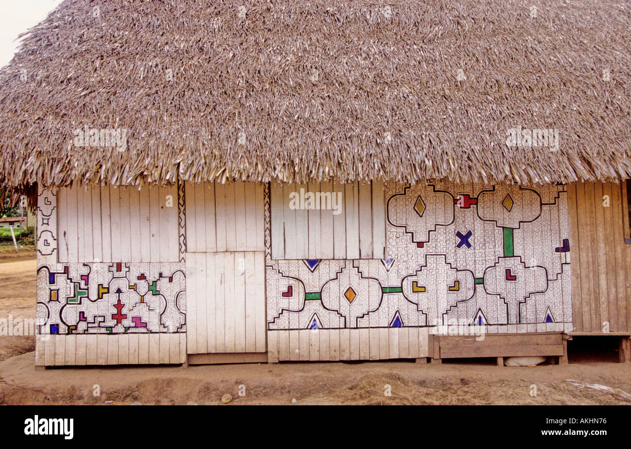 Tipico design Shipibo motif dipinta su capannone Pucallpa Perù Foto Stock