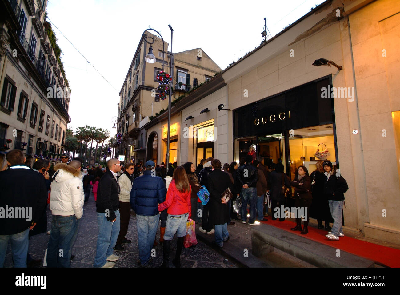 Coda nella parte anteriore del negozio di Gucci, Via Calabritto, Napoli,  campania, Italy Foto stock - Alamy