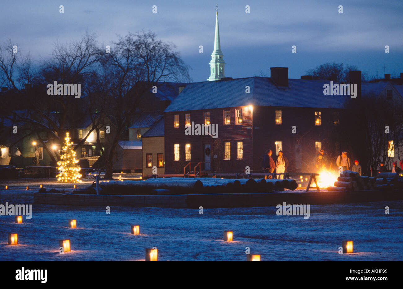 Le persone che circondano il falò a lume di candela passeggiata Strawbery Banke Portsmouth nel New Hampshire, Stati Uniti Foto Stock