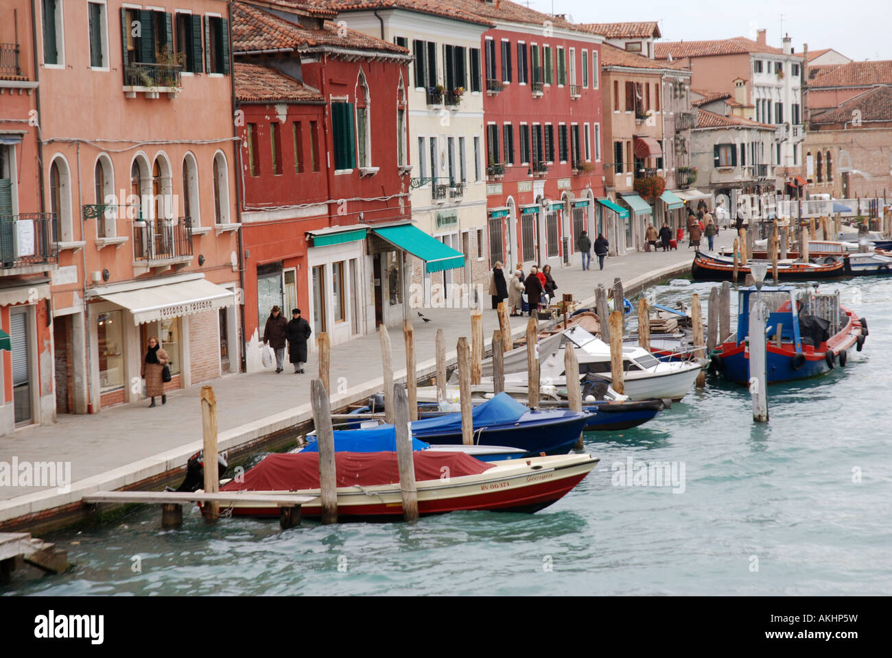 Canale di Murano con barche, la produzione di vetro comune, Venezia, Italia Foto Stock