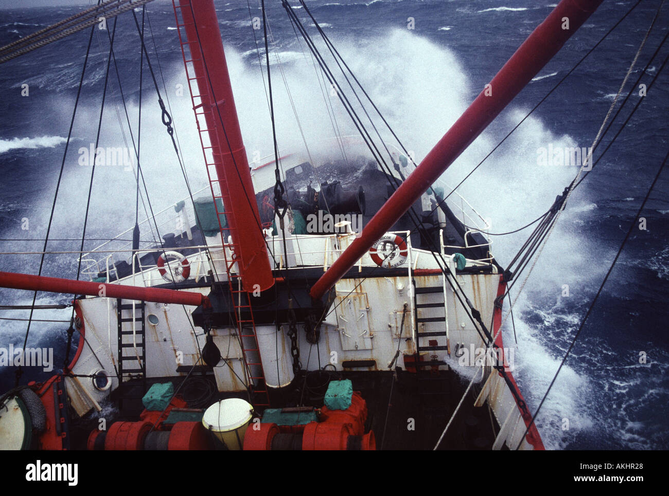 Wave si rompe sulla prua di John Biscoe in Oceano Meridionale storm Foto Stock