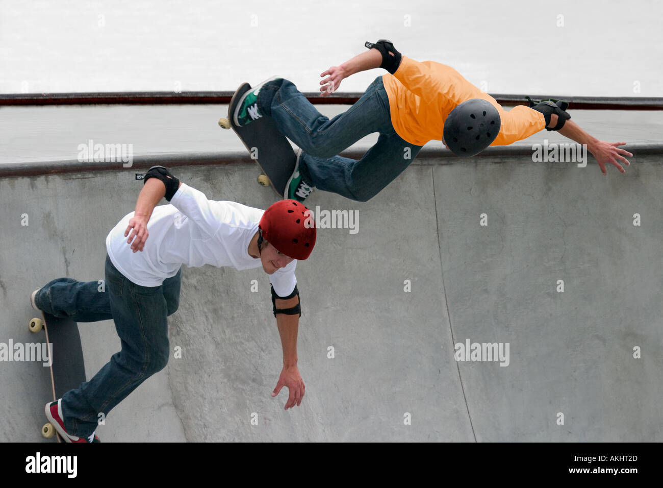 Due ragazzi condividono l'emozione e il divertimento di un locale di skateboard park Foto Stock