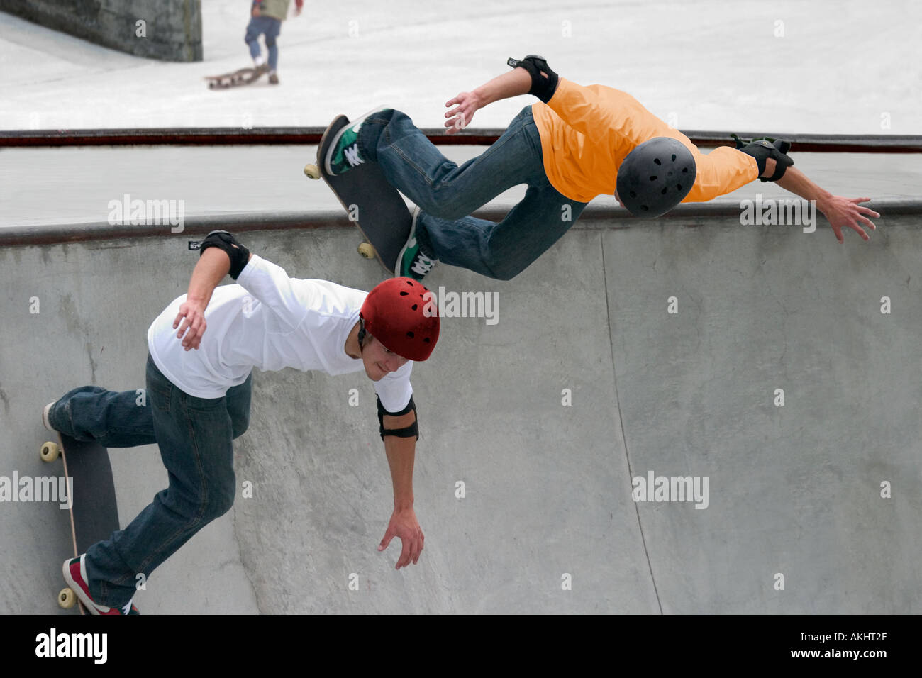 Due ragazzi divertirsi in uno skateboard park Foto Stock