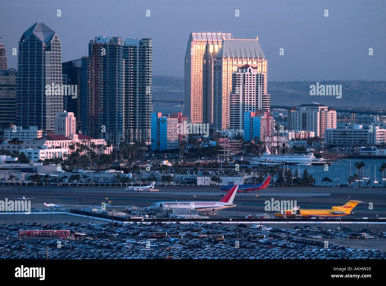 L'aeroporto, il porto e il bellissimo panorama della città di San Diego al crepuscolo. Foto Stock