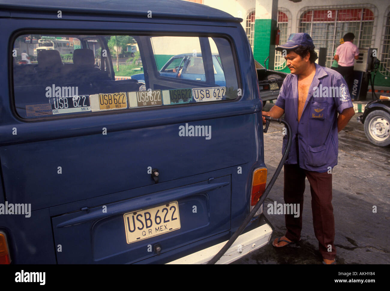 Uomo messicano, gas Operatore Stazione di pompaggio del gas, come operatore della stazione, il pompaggio del gas, San Miguel, l'isola di Cozumel, Quintana Roo Stato, Messico Foto Stock