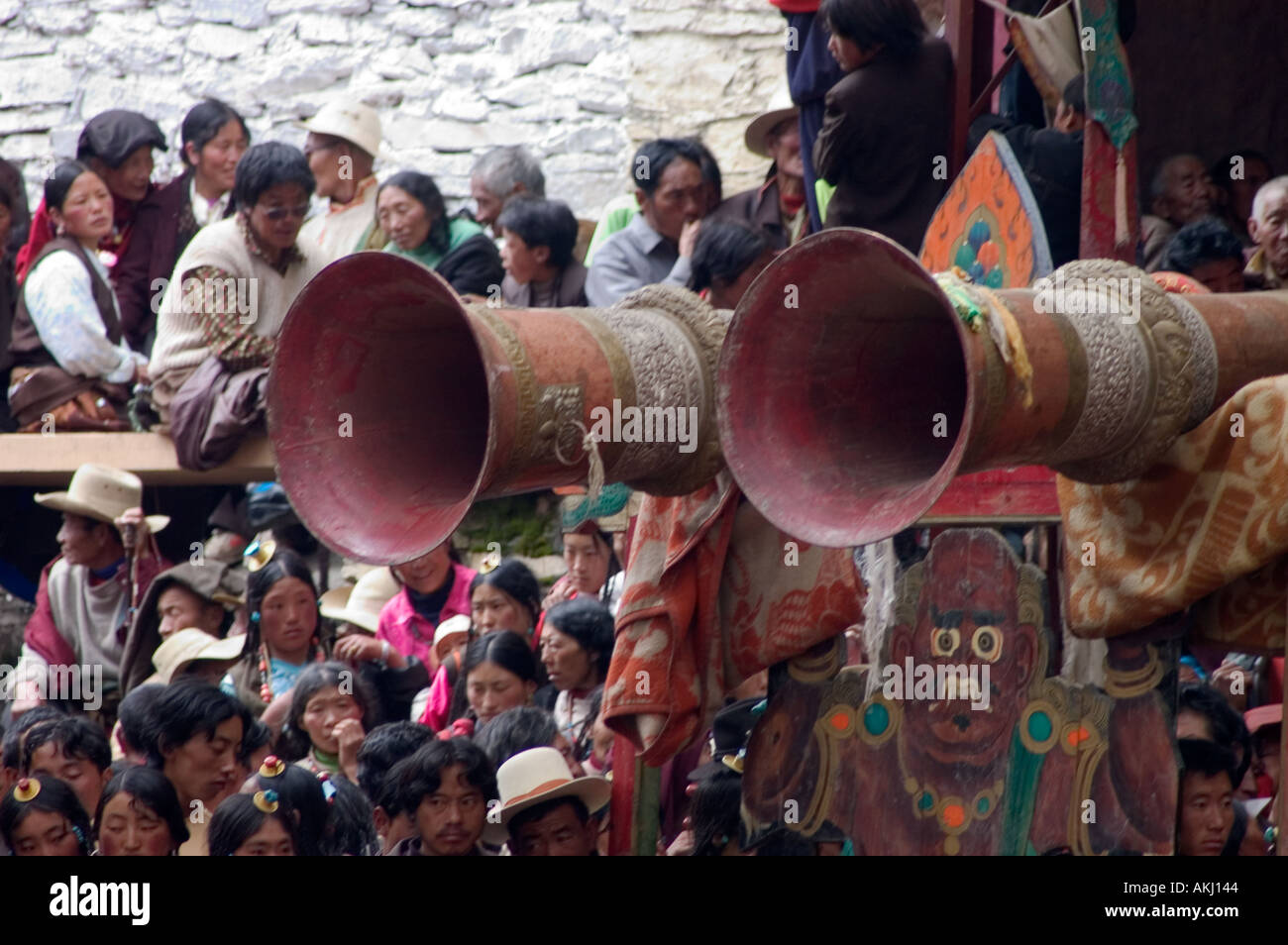 Una folla orologi il Monlam Chenmo danze al di sotto di un Tongchen Corno tibetano Katok Monastero Kham Tibet Cina Sichuan Foto Stock