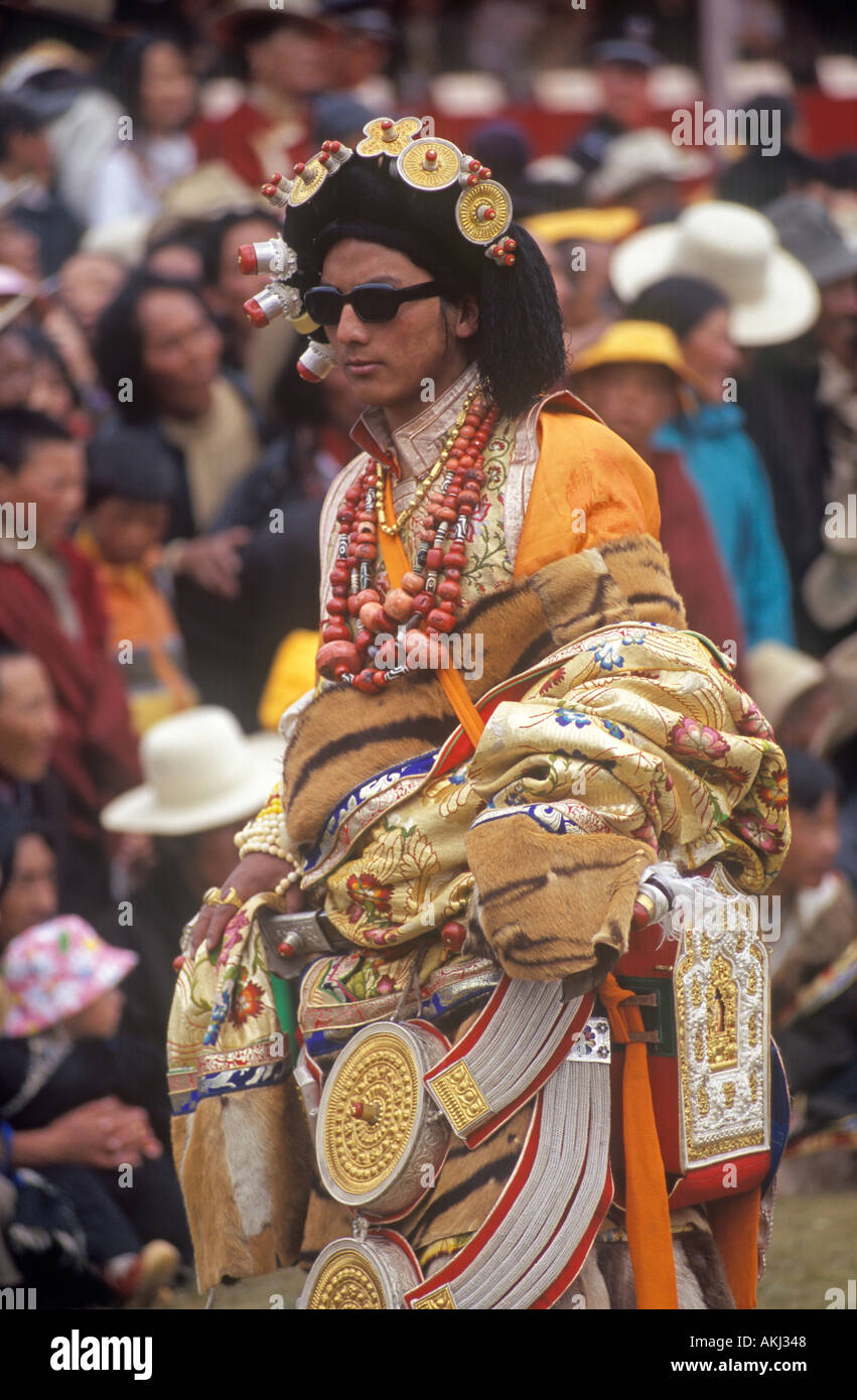 Maschio usura Khampa tiger skin zees corallo oro pezzi capelli al Litang Horse Festival nella provincia del Sichuan in Cina Tibet Foto Stock