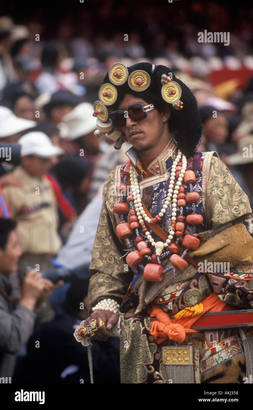 Khampa maschio indossa tiger Corallo pelle zee pietre oro gau caselle all'Litang Horse Festival nella provincia del Sichuan in Cina Tibet Foto Stock