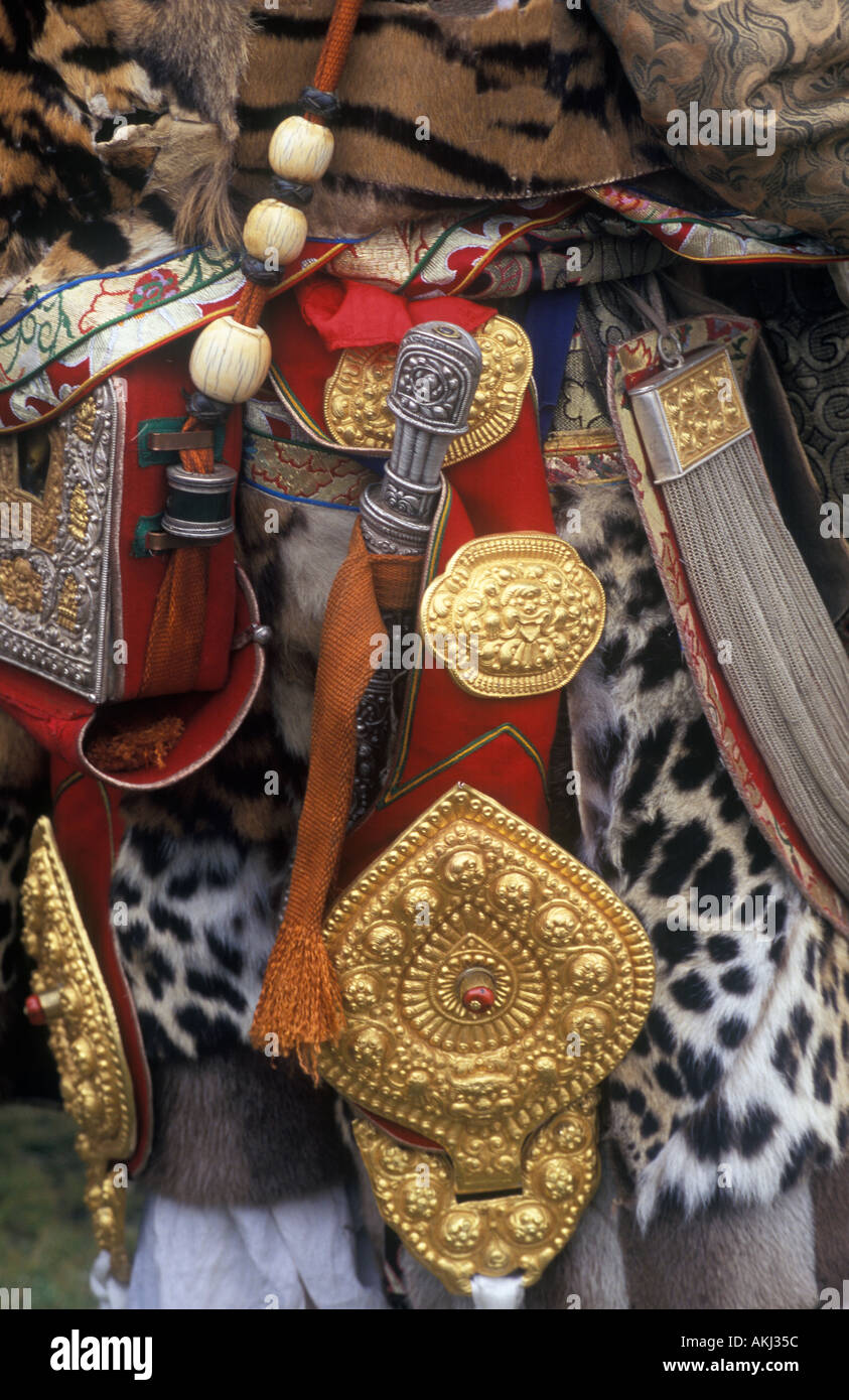 Khampa maschio indossa a pelle di leopardo oro coltello come ricchezza display a Litang Horse Festival nella provincia del Sichuan in Cina Tibet Foto Stock