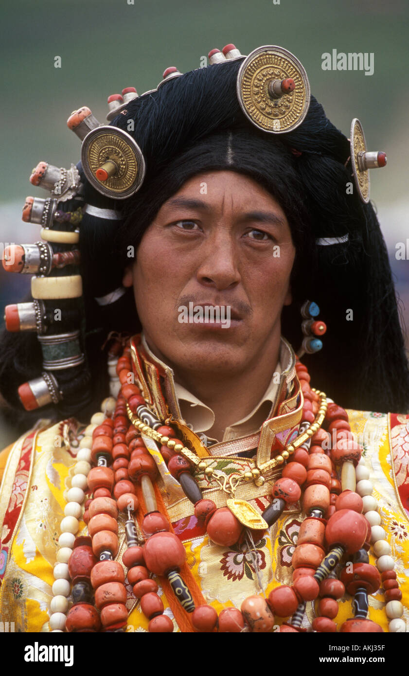 Khampa maschio indossa coral zee pietre oro ornamenti per capelli a Litang Horse Festival nella provincia del Sichuan in Cina Tibet Foto Stock