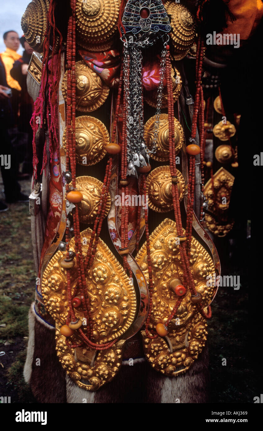 Dettaglio di un tradizionale Khampa femmina indossa oro corallo pezzi capelli al Litang Horse Festival nella provincia del Sichuan in Cina Foto Stock
