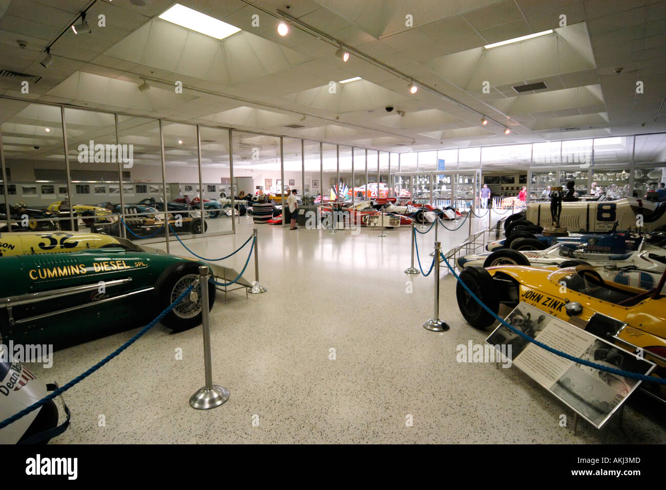 All'interno del Motor Speedway di Indianapolis Hall of Fame Museum con la sua esposizione di vetture da corsa e memorabilia Foto Stock