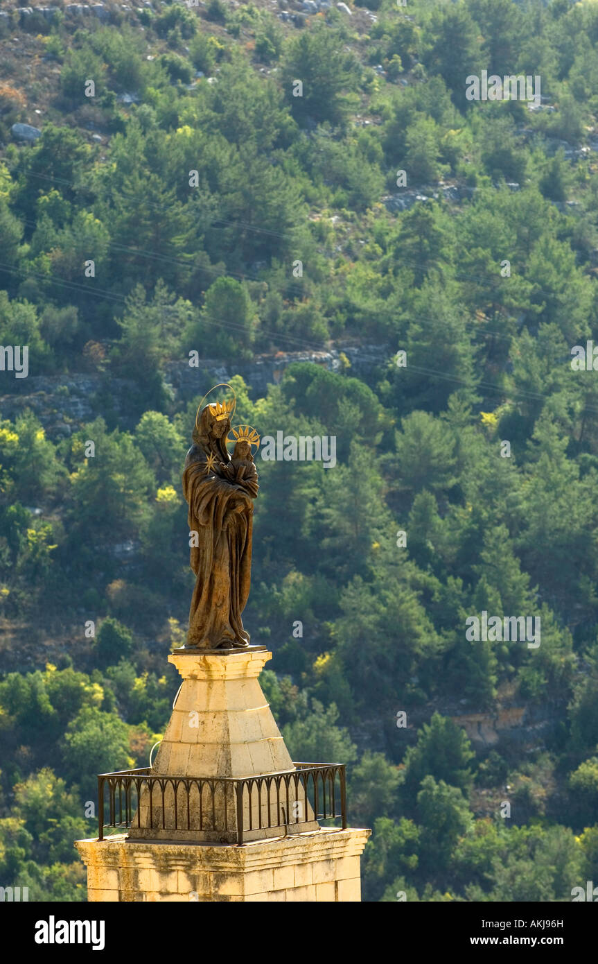 Statua della Vergine Maria con Gesù bambino Foto Stock