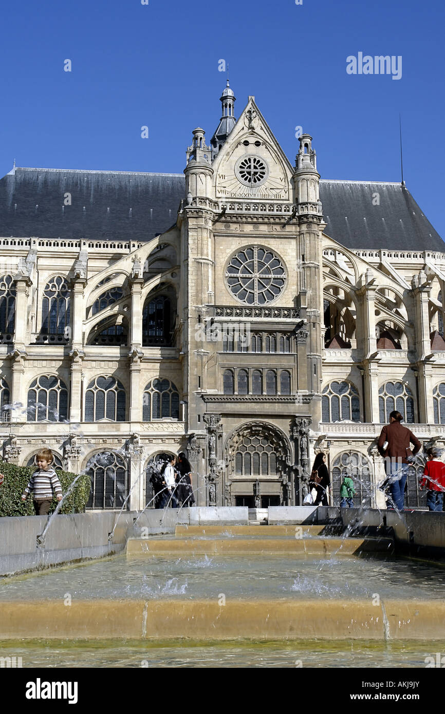 St Eustache la chiesa con la fontana in primo piano parigi francia Foto Stock