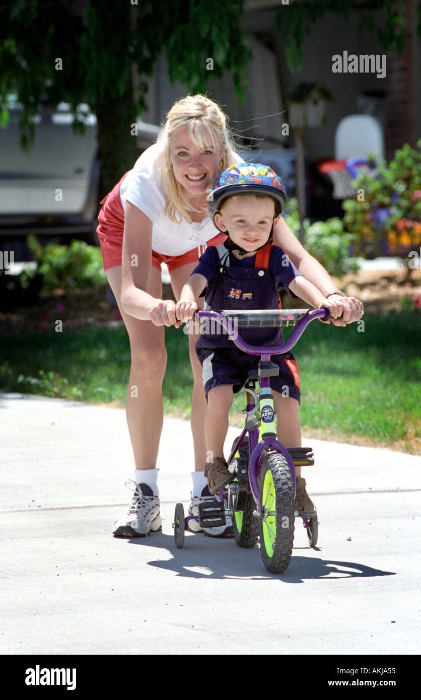 Madre e figlio per la sua prima bicicletta MR Foto Stock