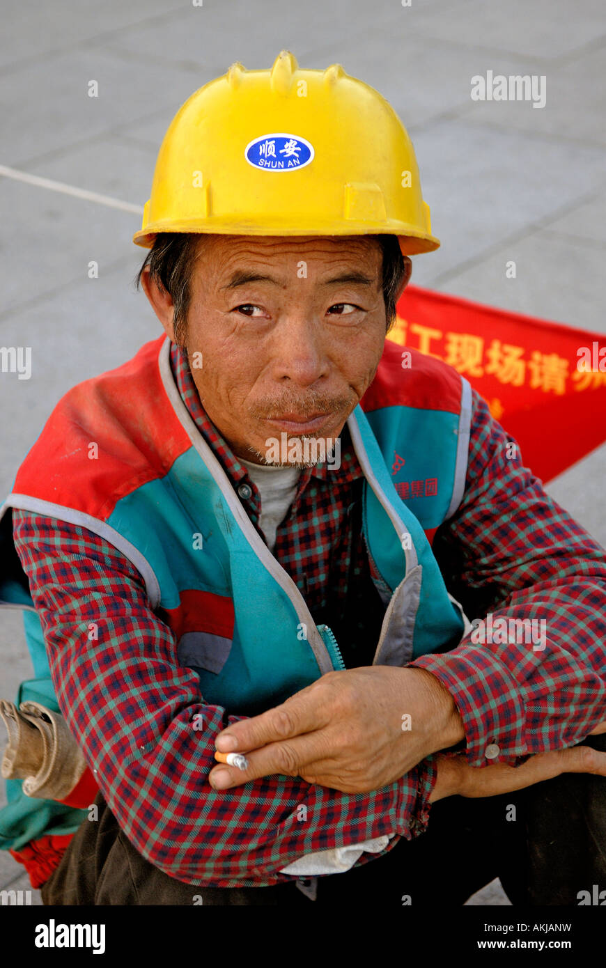 Lavoratore a Piazza Tiananmen Pechino CINA Foto Stock