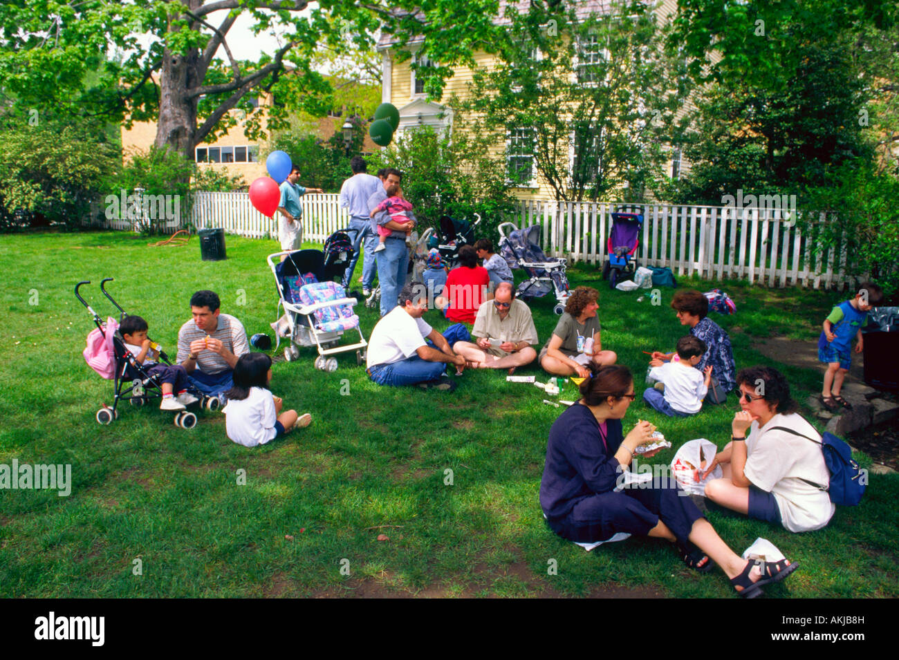 Un gruppo di persone picnic sul prato Foto Stock
