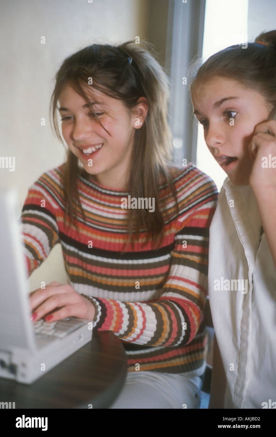 Le giovani ragazze con il computer portatile per giocare Foto Stock