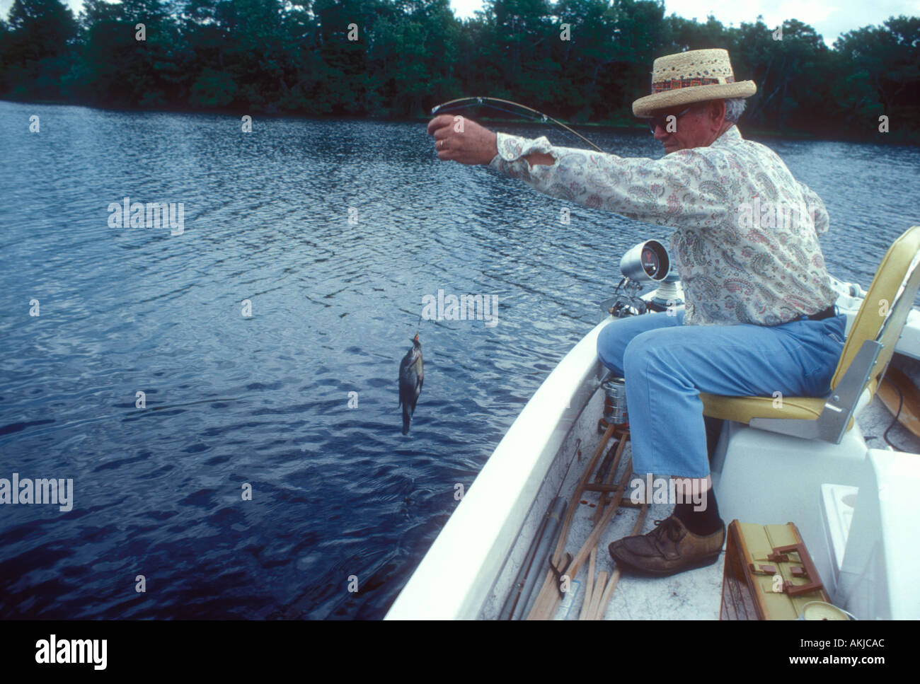 L'uomo la pesca dalla barca Foto Stock