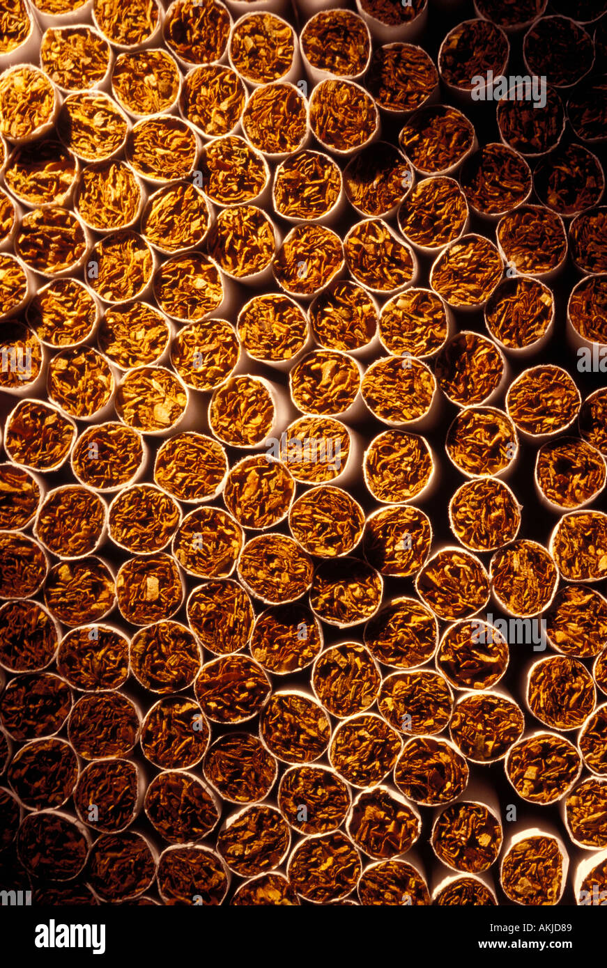 Sigarette close up guardando te termina Foto Stock
