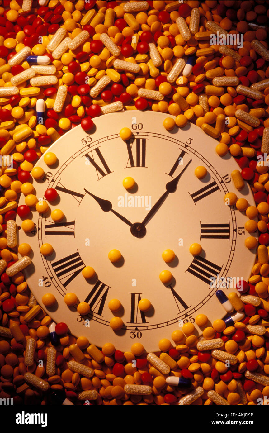 Un orologio circondato da confetti assortiti Foto Stock