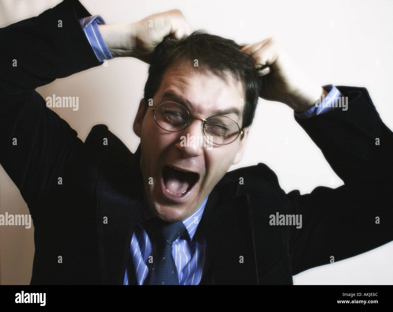 Maschio maturo cercando ha sottolineato con la mano sulla testa tirando i suoi capelli fuori Foto Stock