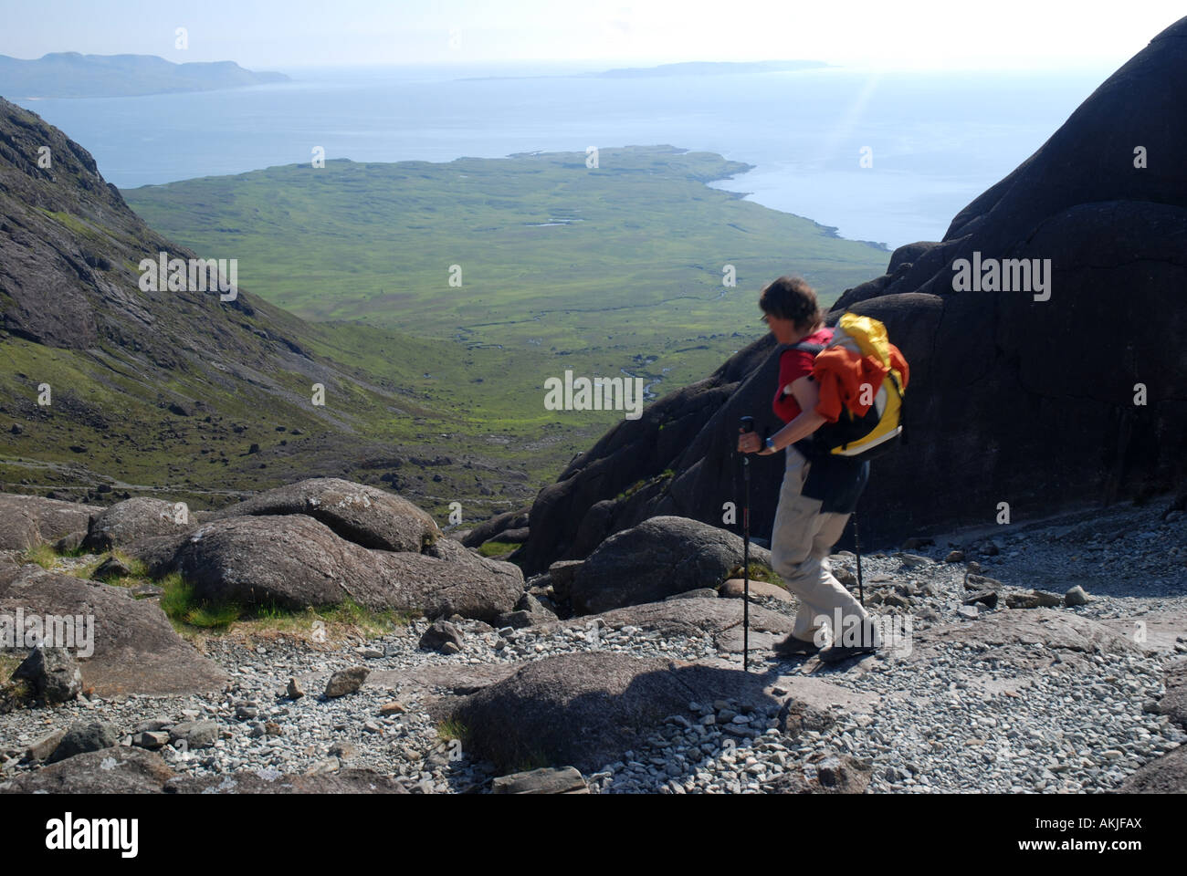 Escursionista in Coire Lagan Valley cuilin colline, Oceano Atlantico loch fragile, Isola di Skye, Ebridi Interne, Scozia Foto Stock