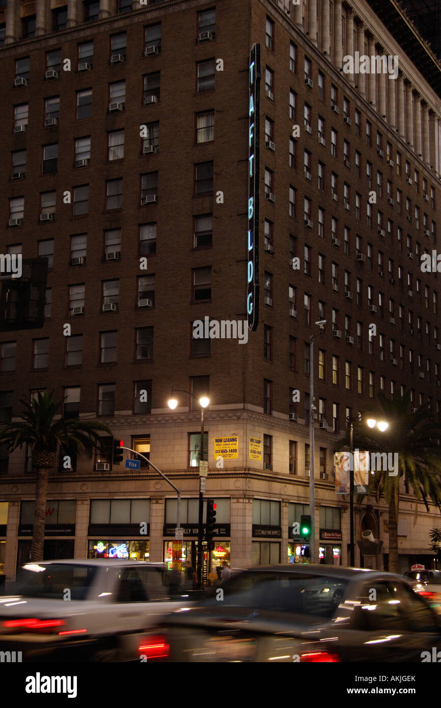 Taft edificio vitigno di Hollywood con il traffico di notte Foto Stock