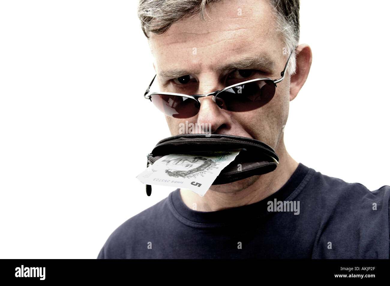 Alto contrasto colpo di uomo di mezza età con occhiali da sole con  portafoglio e cinque pound nota nella sua bocca Foto stock - Alamy
