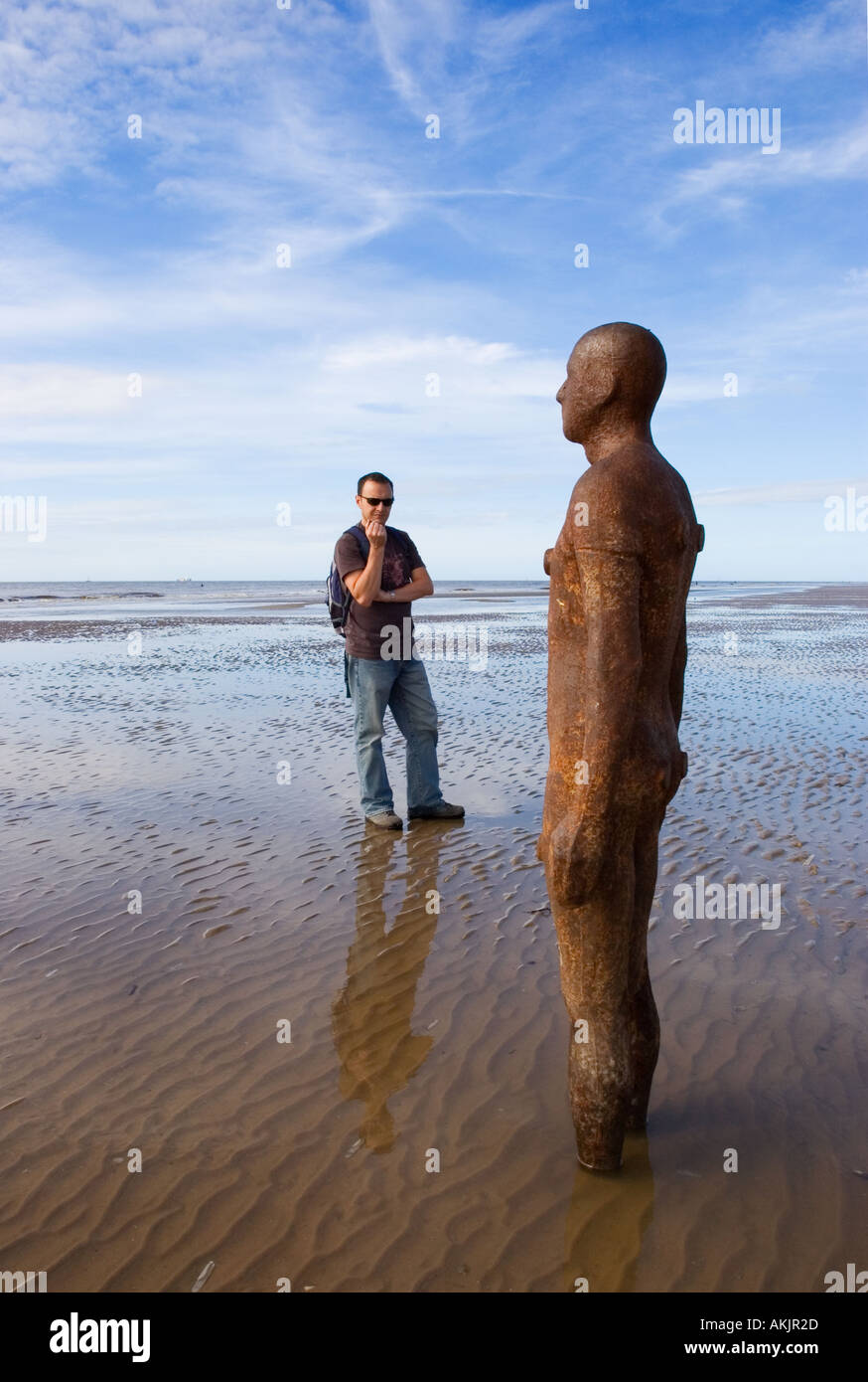 Antony Gormley statua a Crosby beach Liverpool Merseyside Regno Unito Foto Stock