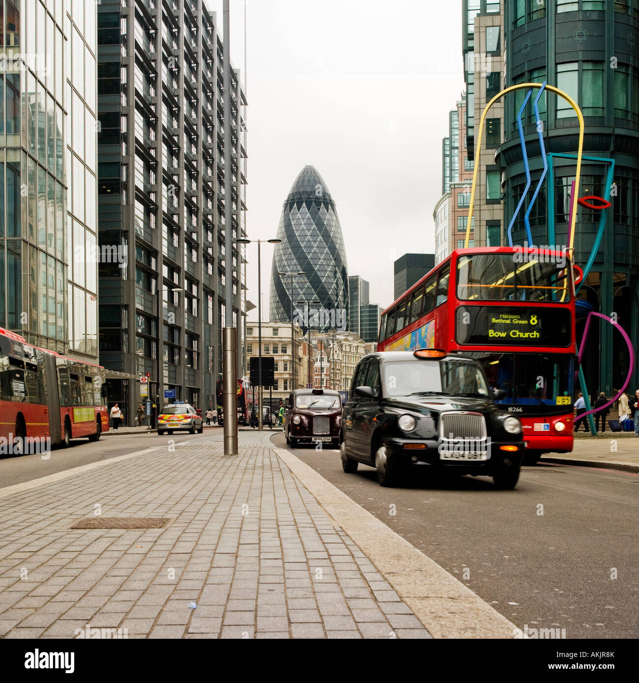Bishopsgate Square Mile London Gherkin double decker bus rosso contro il paesaggio urbano in monocromatico nero a Londra taxi Foto Stock